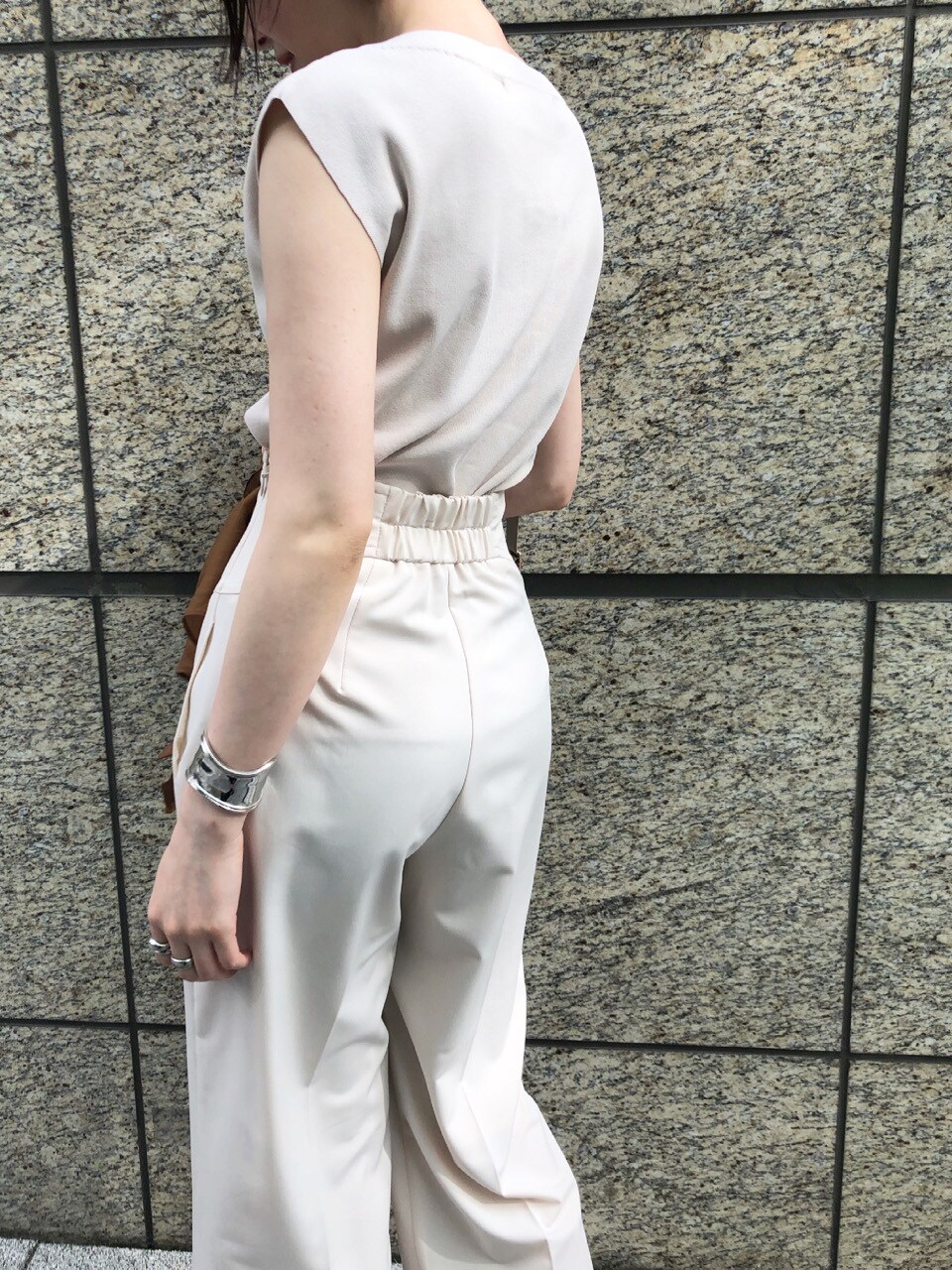 ブラウン系のシャツ/ブラウス、ホワイト系のその他パンツ、ホワイト系のニット/セーターを着用したレディースの春コーディネートの3枚目の写真