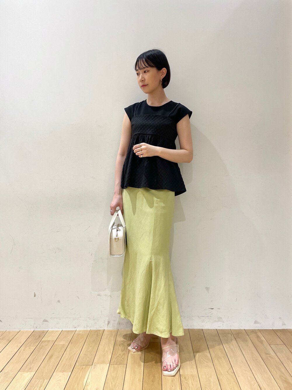 ブラック系のTシャツ/カットソー、その他のサンダル、ホワイト系のショルダーバッグを着用したレディースの夏コーディネートの3枚目の写真