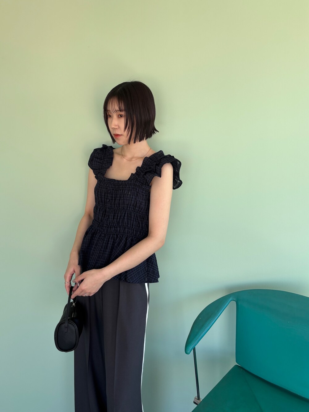 ブルー系のシャツ/ブラウス、グレー系のその他パンツを着用したレディースの春コーディネートの3枚目の写真