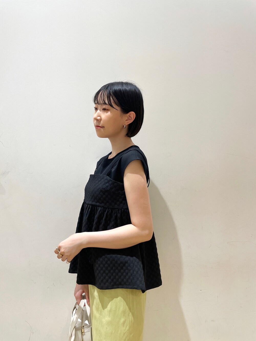 ブラック系のTシャツ/カットソー、その他のサンダル、ホワイト系のショルダーバッグを着用したレディースの夏コーディネートの7枚目の写真