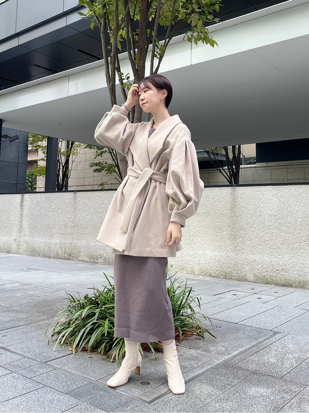 ホワイト系のその他シューズ、ベージュ系のその他アウター、ベージュ系のワンピースを着用したレディースの冬コーディネートの2枚目の写真