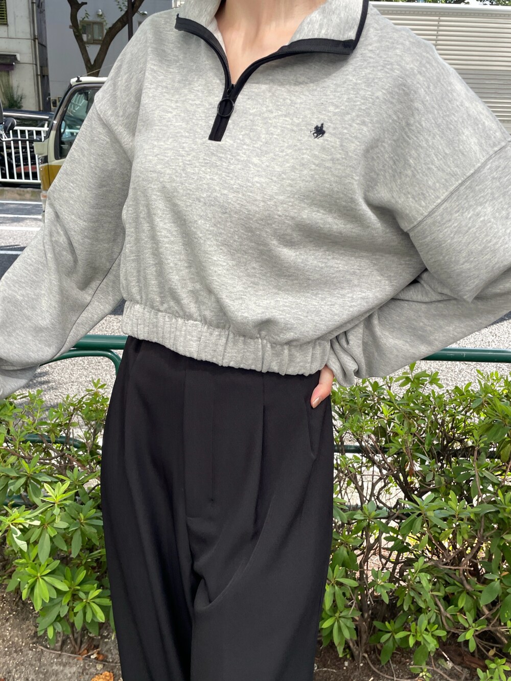 ブラック系のその他パンツ、グレー系のスウェット、シルバー系のブーツを着用したレディースの秋コーディネートの6枚目の写真