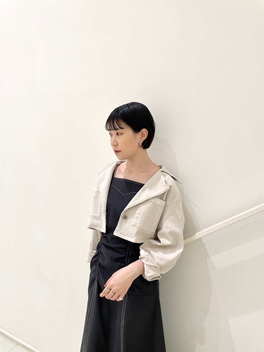 ブラック系のワンピース、その他のサンダル、ベージュ系のテーラードジャケットを着用したレディースの春コーディネートの4枚目の写真