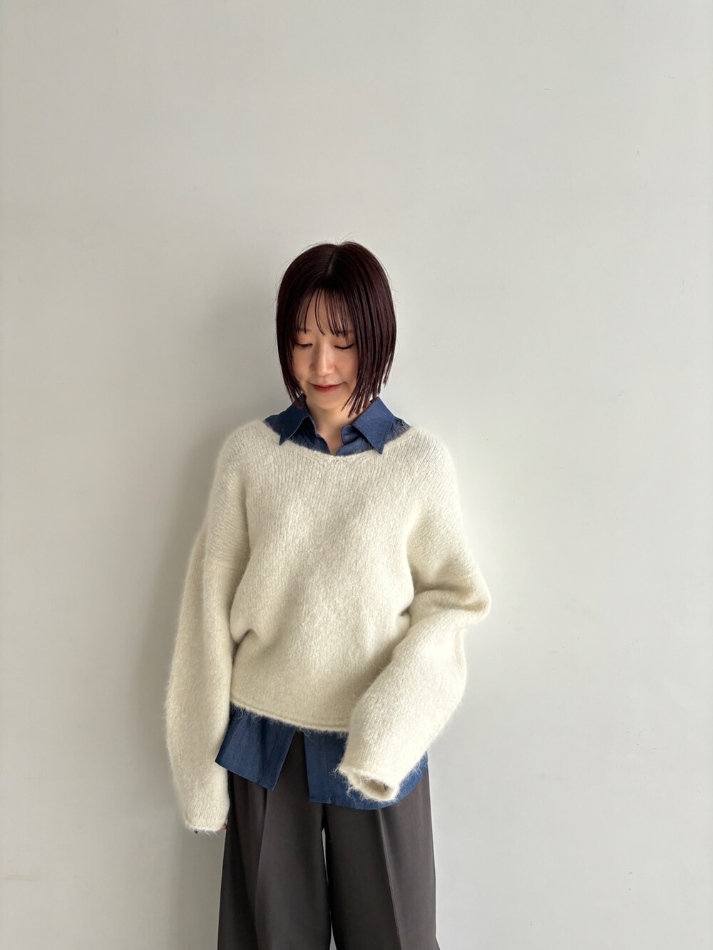 ホワイト系のニット/セーター、ブルー系のシャツ/ブラウス、グレー系のその他パンツを着用したレディースの秋コーディネートの5枚目の写真