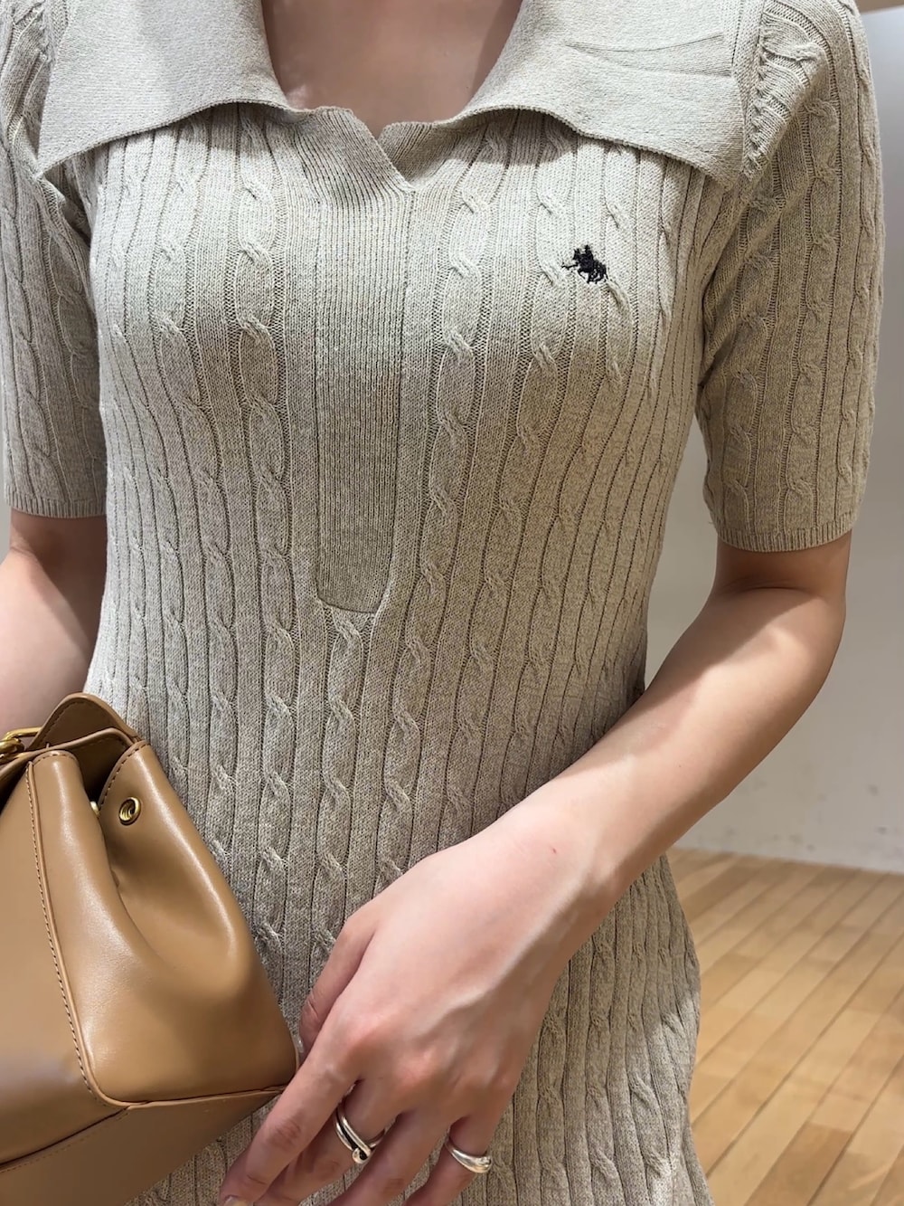 ベージュ系のワンピース、イエロー系のハンドバッグ、ベージュ系のスニーカーを着用したレディースの春コーディネートの6枚目の写真