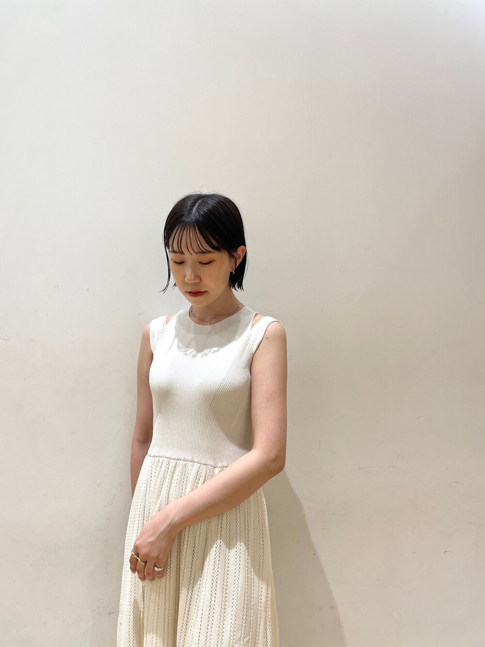 ホワイト系のシャツ/ブラウス、ホワイト系のハンドバッグ、ホワイト系のワンピースを着用したレディースの夏コーディネートの7枚目の写真