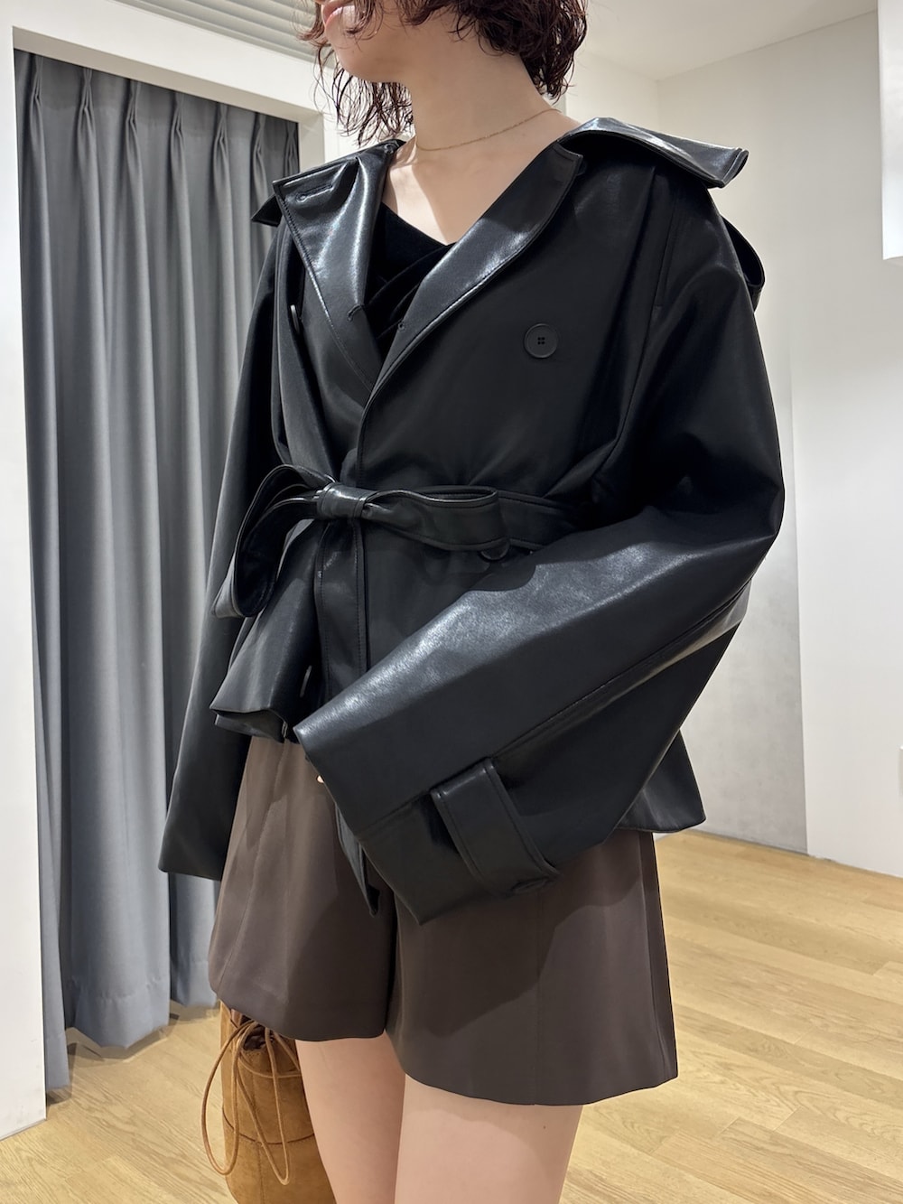 ブラウン系のその他パンツ、ブラック系のその他アウター、ブラック系のTシャツ/カットソーを着用したレディースの秋コーディネートの5枚目の写真
