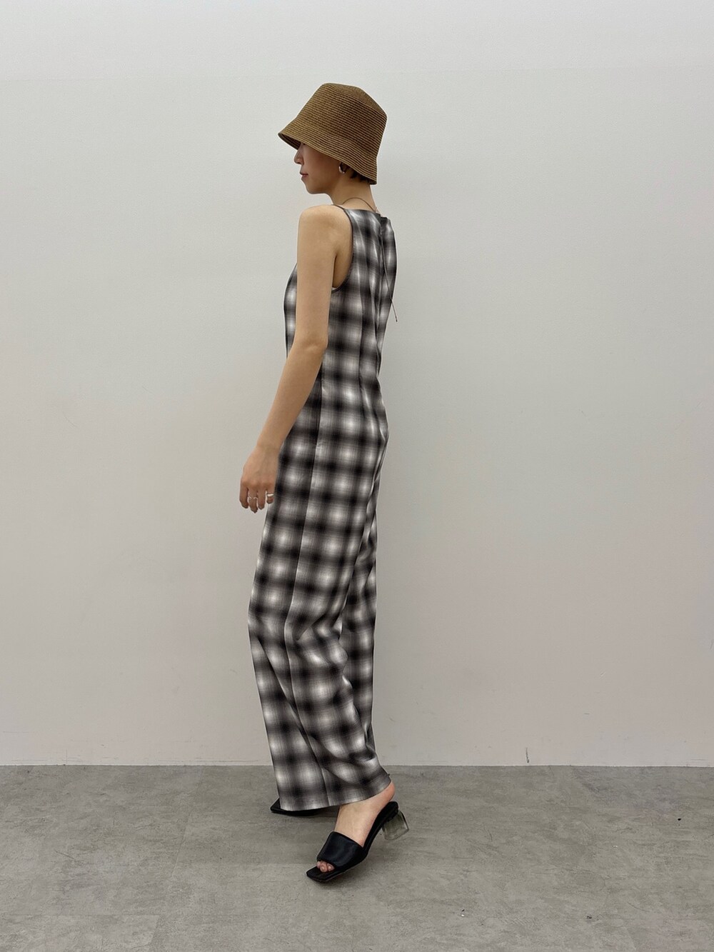 ブラック系のつなぎ/オールインワン、レッド系のショルダーバッグ、ブラック系のサンダルを着用したレディースの春コーディネートの3枚目の写真