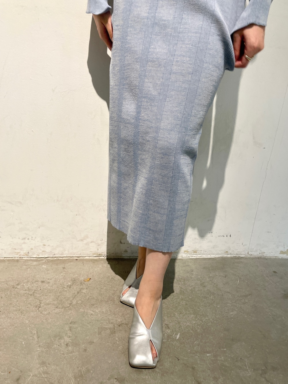 ブルー系のワンピース、シルバー系のパンプスを着用したレディースの春コーディネートの7枚目の写真