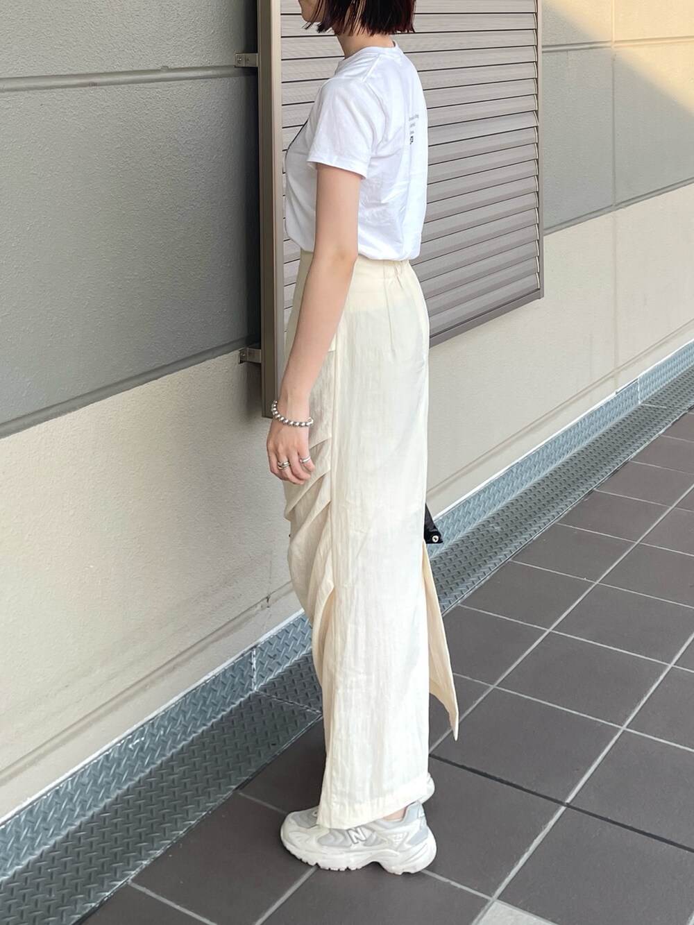 ホワイト系のTシャツ/カットソー、ホワイト系のスカートを着用したレディースの夏コーディネートの4枚目の写真