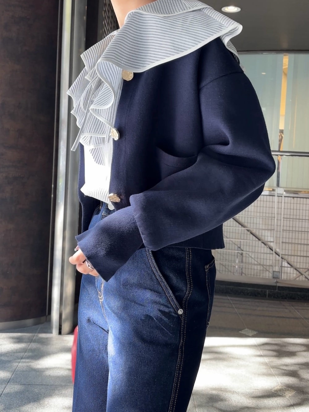 ホワイト系のシャツ/ブラウス、ブルー系のカーディガン/ボレロ、レッド系のハンドバッグを着用したレディースの冬コーディネートの8枚目の写真