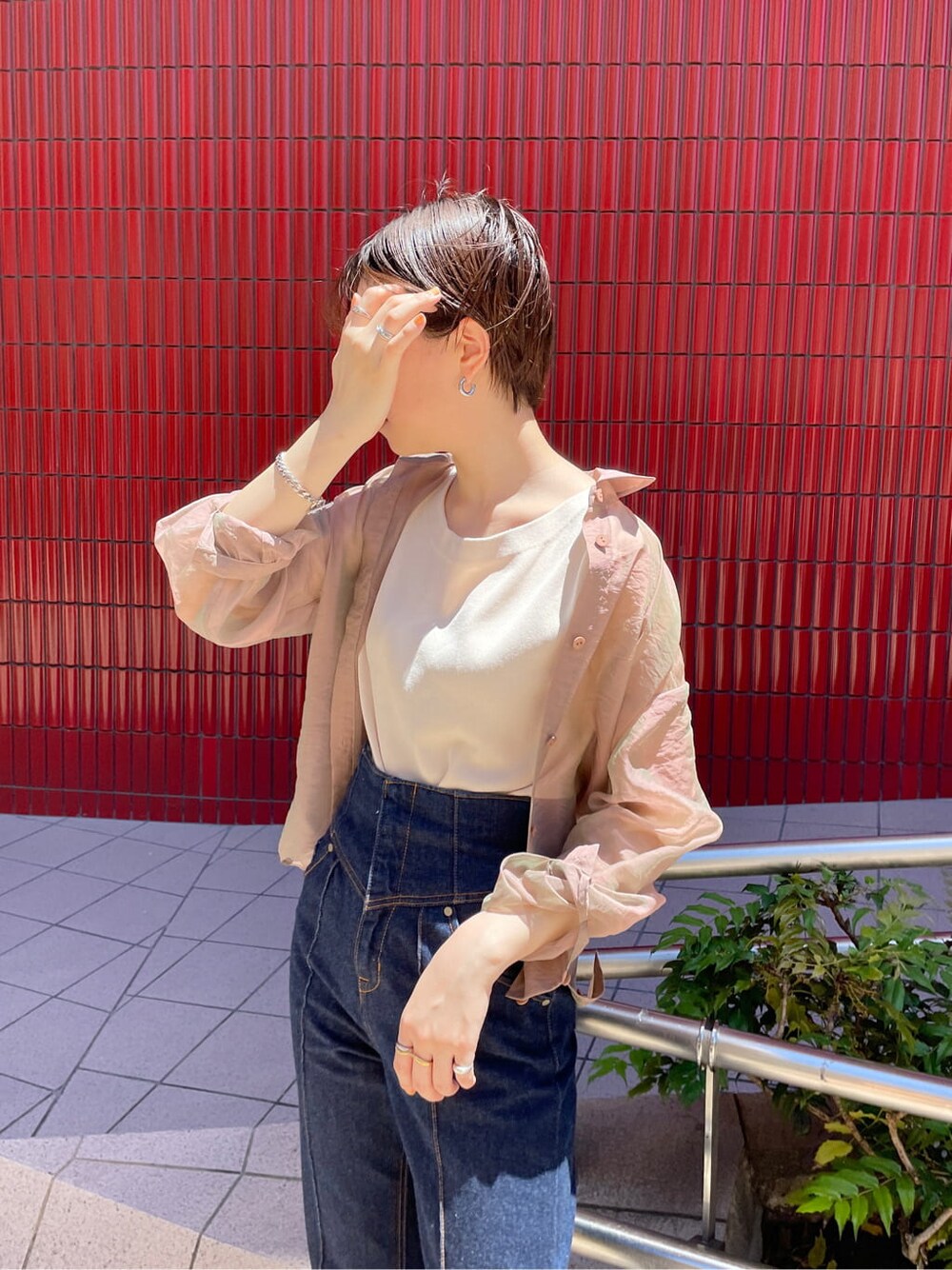 ピンク系のシャツ/ブラウス、ホワイト系のニット/セーターを着用したレディースの夏コーディネートの9枚目の写真