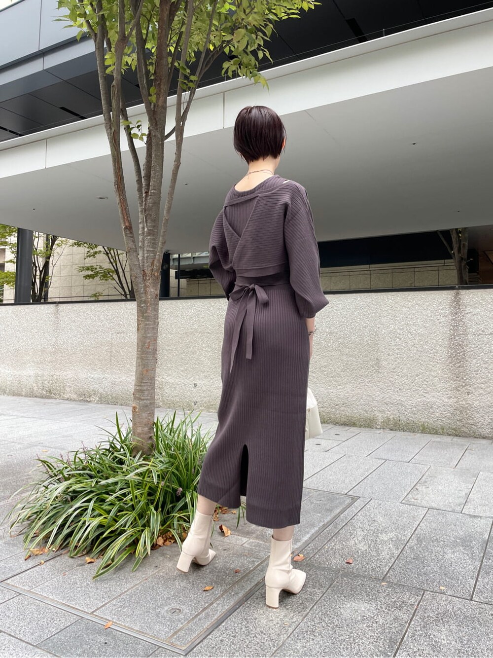 ホワイト系のその他シューズ、ホワイト系のその他アウター、グレー系のワンピースを着用したレディースの秋コーディネートの4枚目の写真