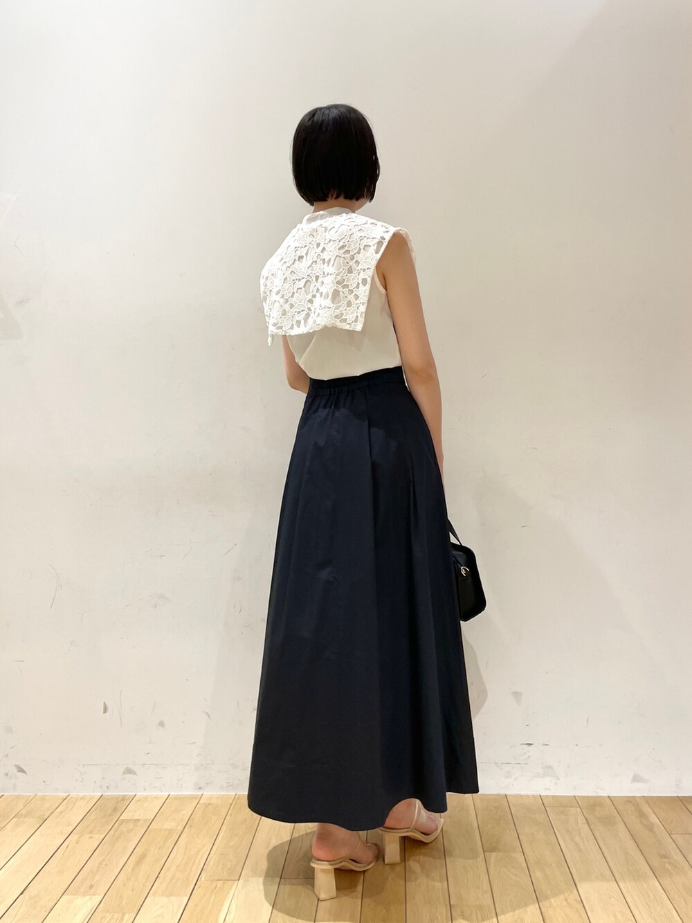 ホワイト系のシャツ/ブラウス、ブラック系のショルダーバッグ、その他のサンダルを着用したレディースの夏コーディネートの4枚目の写真