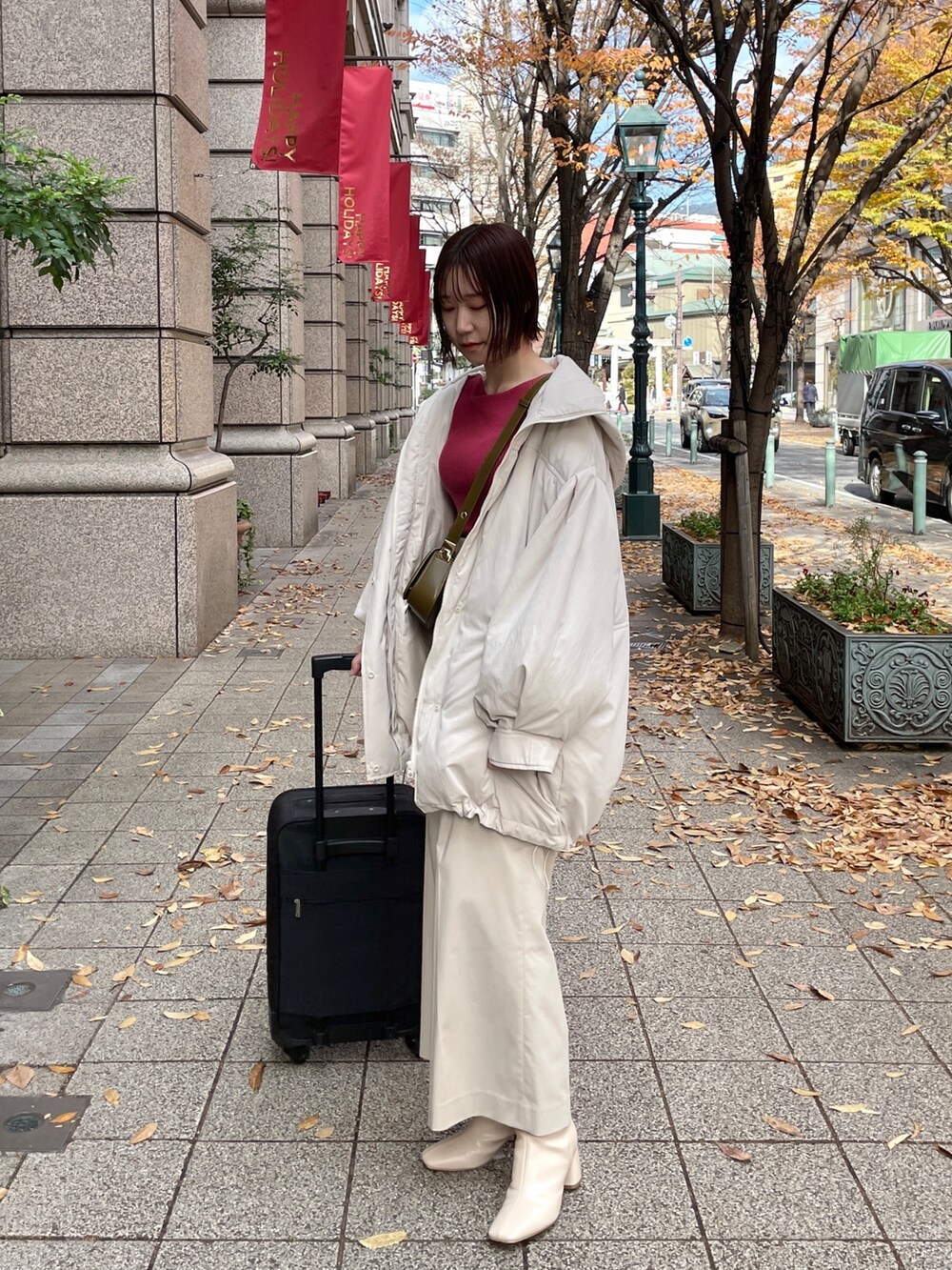 ホワイト系のブーツ、ブラウン系のショルダーバッグ、ホワイト系のその他パンツを着用したレディースの冬コーディネートの2枚目の写真