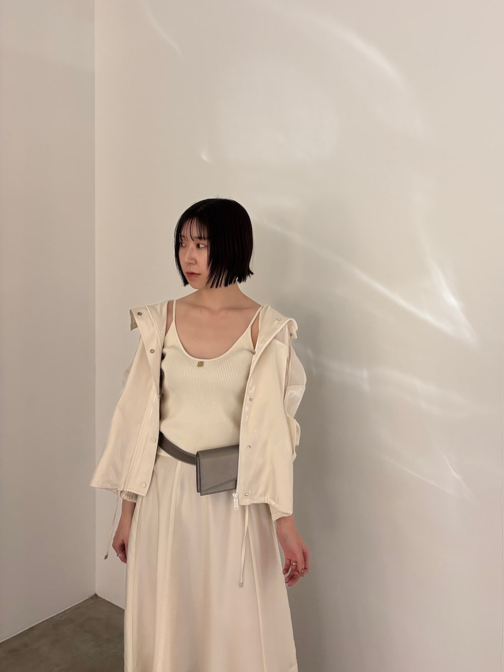 ホワイト系のスカート、ホワイト系のブルゾン、ホワイト系のタンクトップを着用したレディースの春コーディネートの7枚目の写真