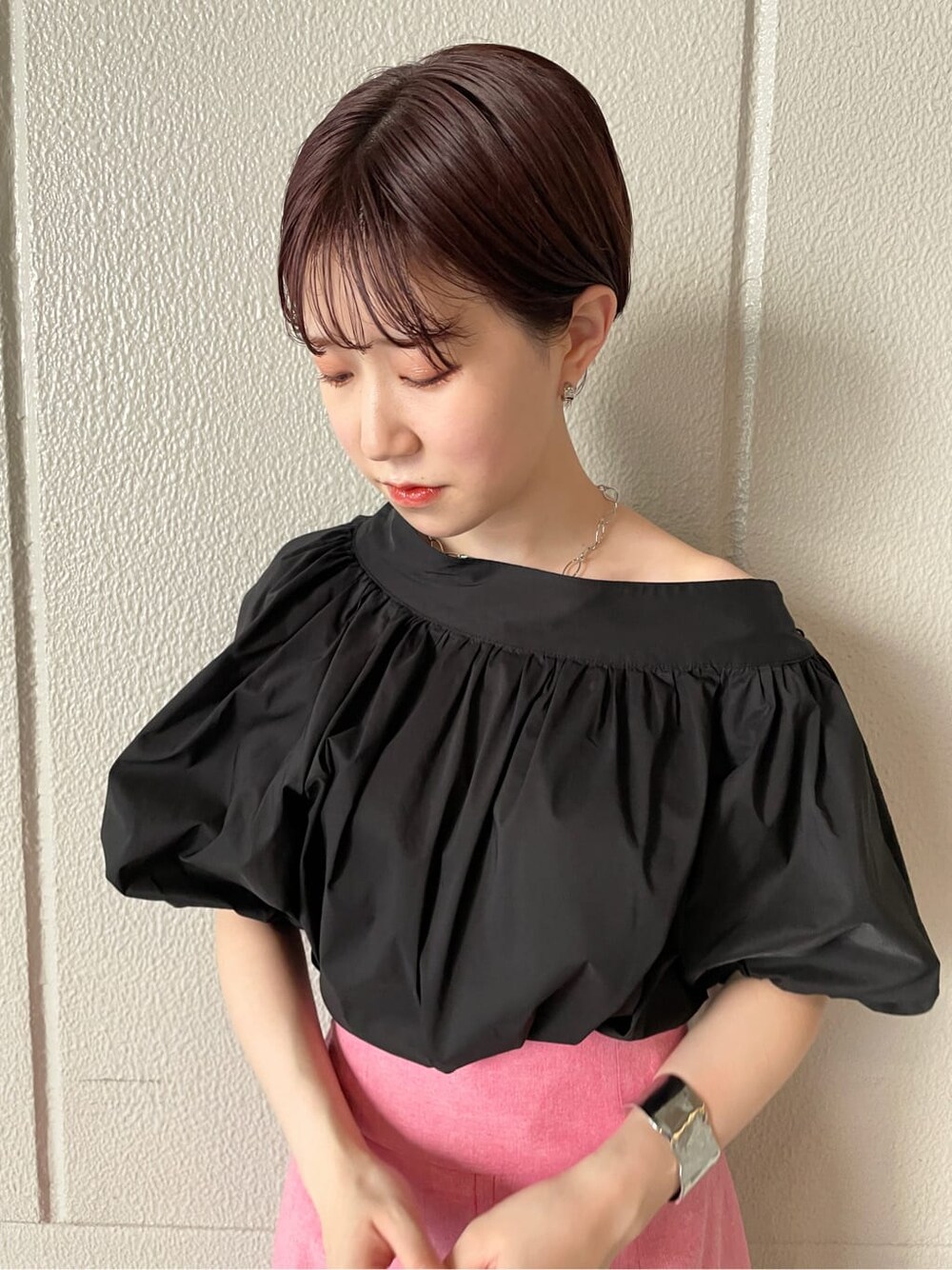 ベージュ系のスニーカー、ブラック系のシャツ/ブラウス、ピンク系のスカートを着用したレディースの春コーディネートの7枚目の写真