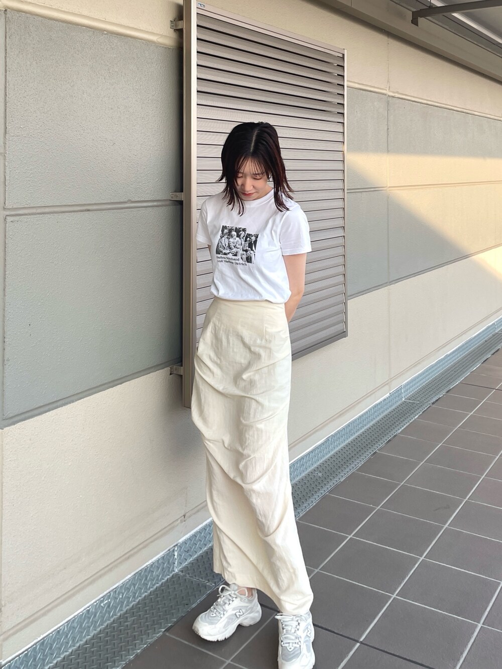 ホワイト系のTシャツ/カットソー、ホワイト系のスカートを着用したレディースの夏コーディネートの2枚目の写真