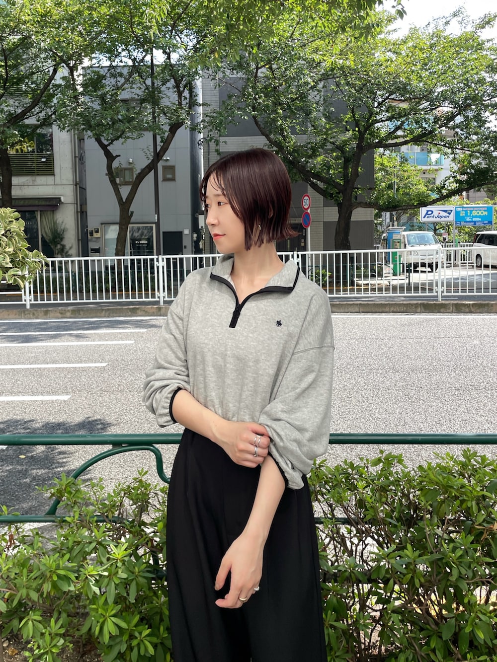 ブラック系のその他パンツ、グレー系のスウェット、シルバー系のブーツを着用したレディースの秋コーディネートの5枚目の写真