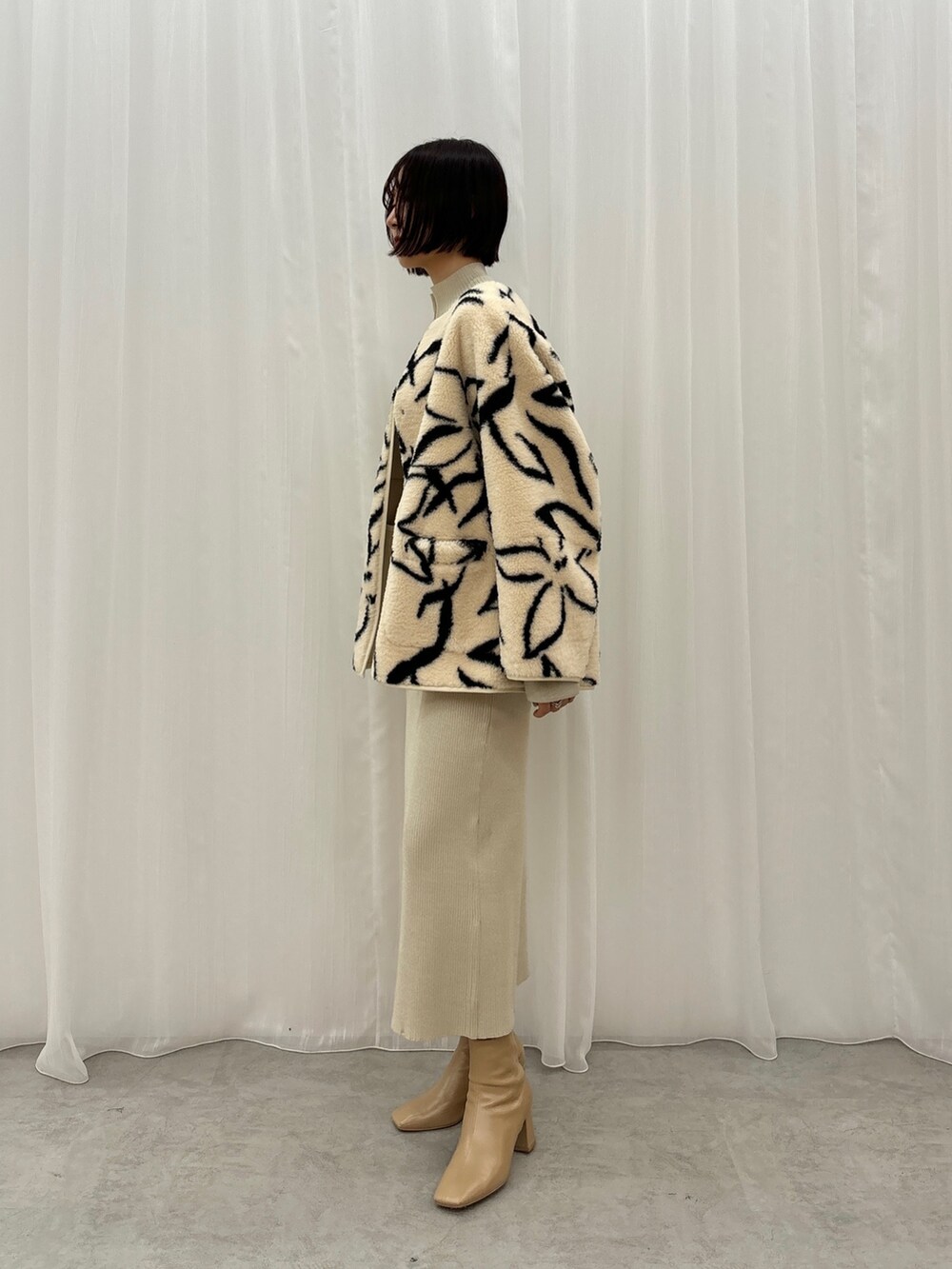 ホワイト系のブルゾン、ホワイト系のワンピースを着用したレディースの秋コーディネートの3枚目の写真