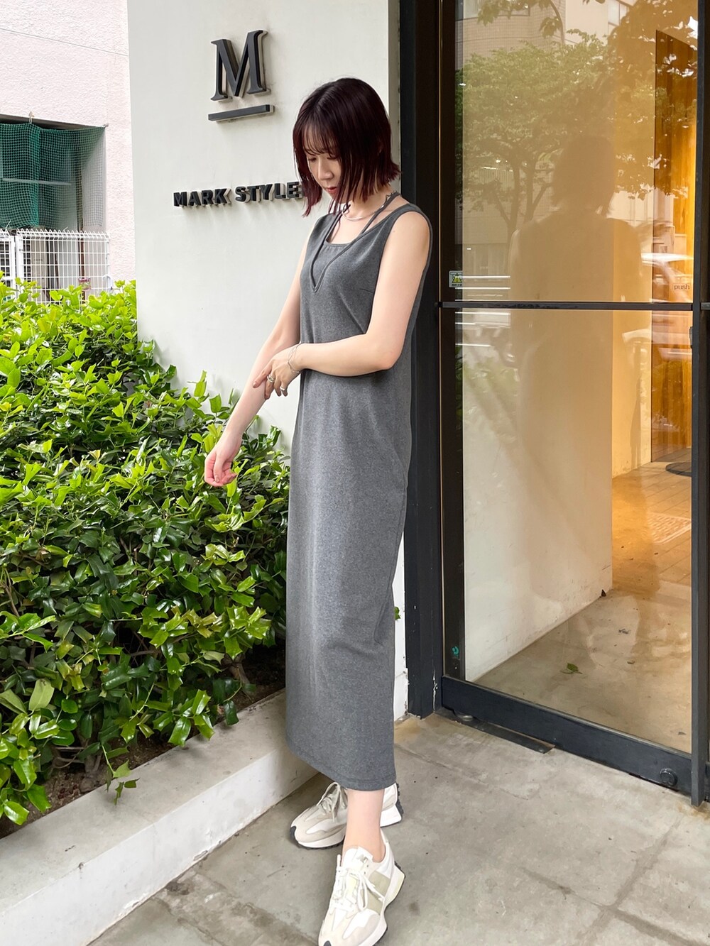 グレー系のワンピース、ベージュ系のテーラードジャケットを着用したレディースの春コーディネートの7枚目の写真