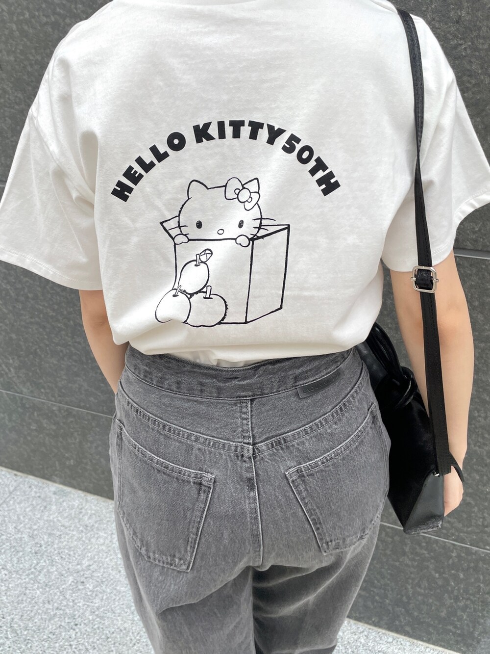 ホワイト系のTシャツ/カットソー、ベージュ系のテーラードジャケット、シルバー系のパンプスを着用したレディースの春コーディネートの9枚目の写真