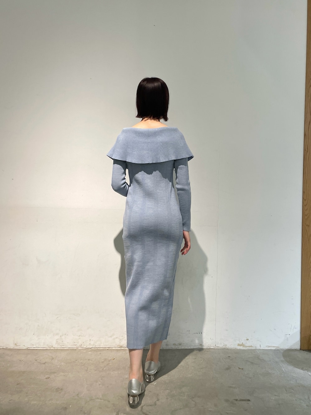 ブルー系のワンピース、シルバー系のパンプスを着用したレディースの春コーディネートの5枚目の写真