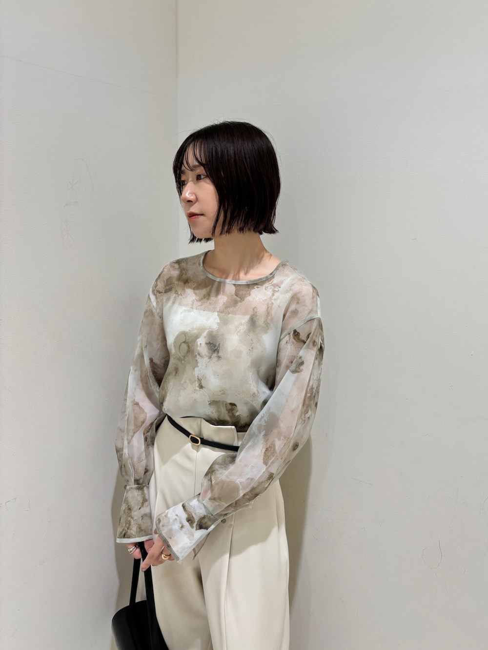 ホワイト系のその他パンツ、ブラック系のショルダーバッグ、シルバー系のブーツを着用したレディースの秋コーディネートの6枚目の写真