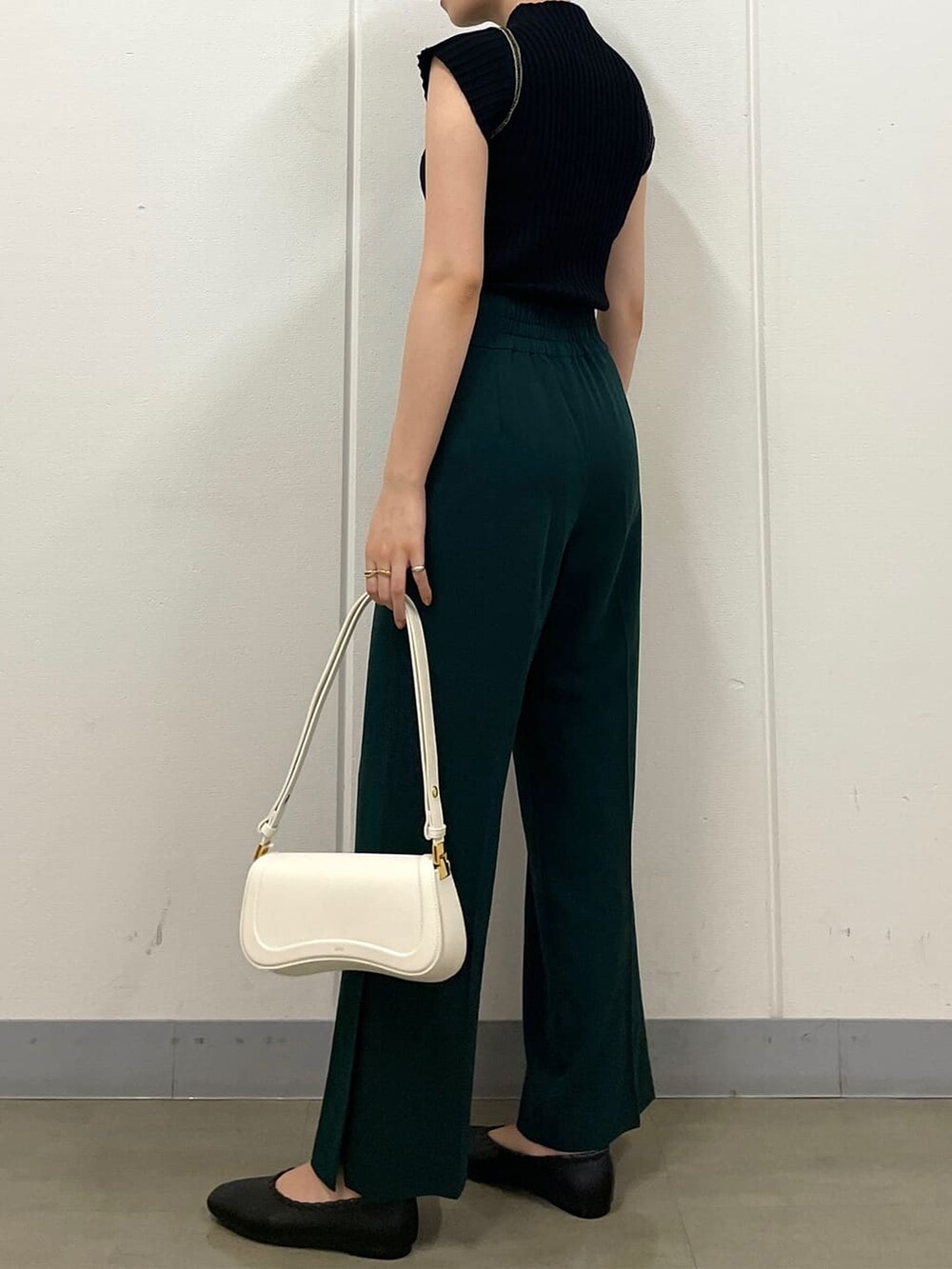 グリーン系のその他パンツ、ブラック系のパンプス、ブラック系のニット/セーターを着用したレディースの夏コーディネートの5枚目の写真