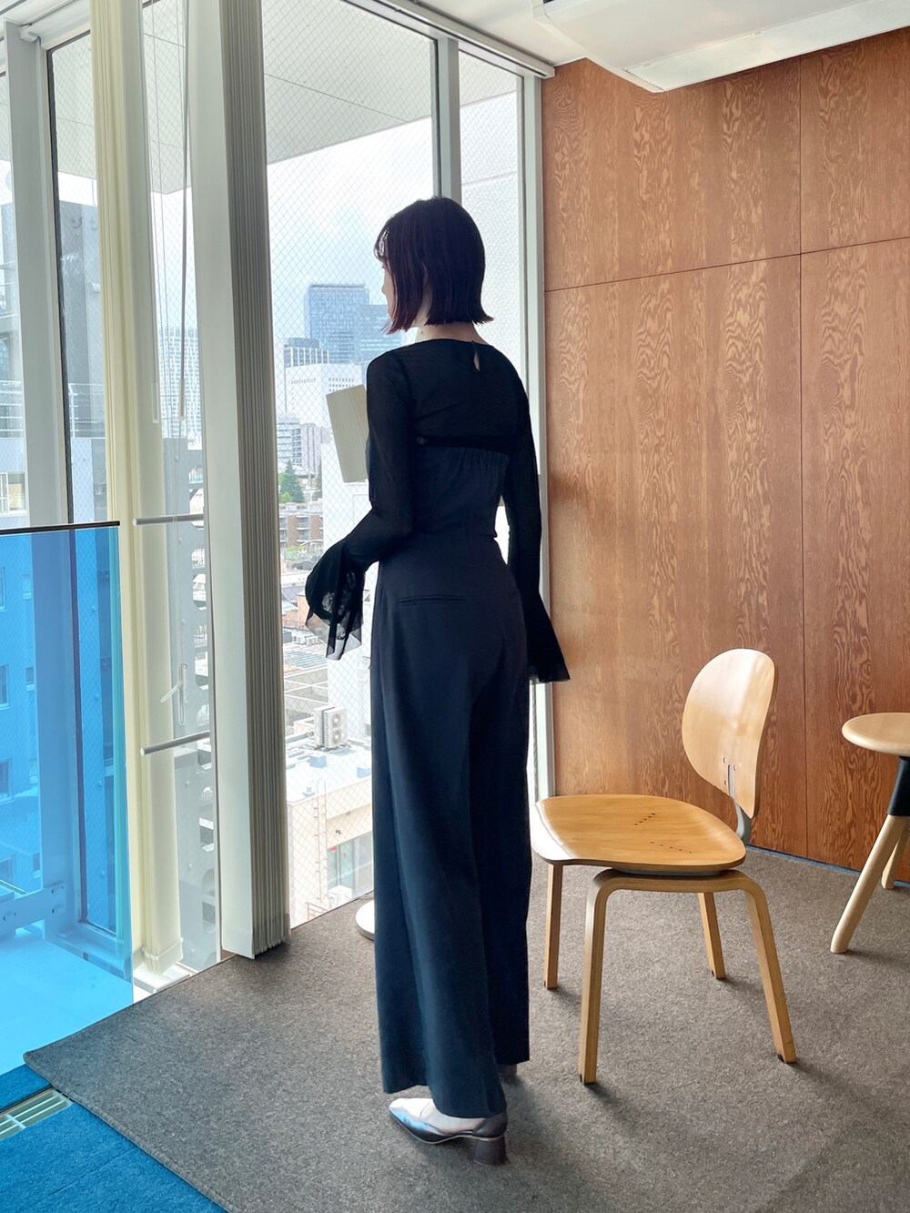 グレー系のパンツドレス、その他のパンプス、ブラック系のTシャツ/カットソーを着用したレディースの夏コーディネートの2枚目の写真