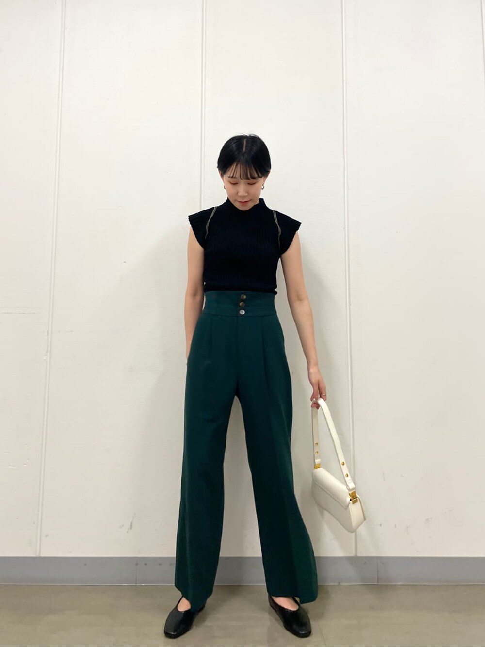 グリーン系のその他パンツ、ブラック系のパンプス、ブラック系のニット/セーターを着用したレディースの夏コーディネートの2枚目の写真