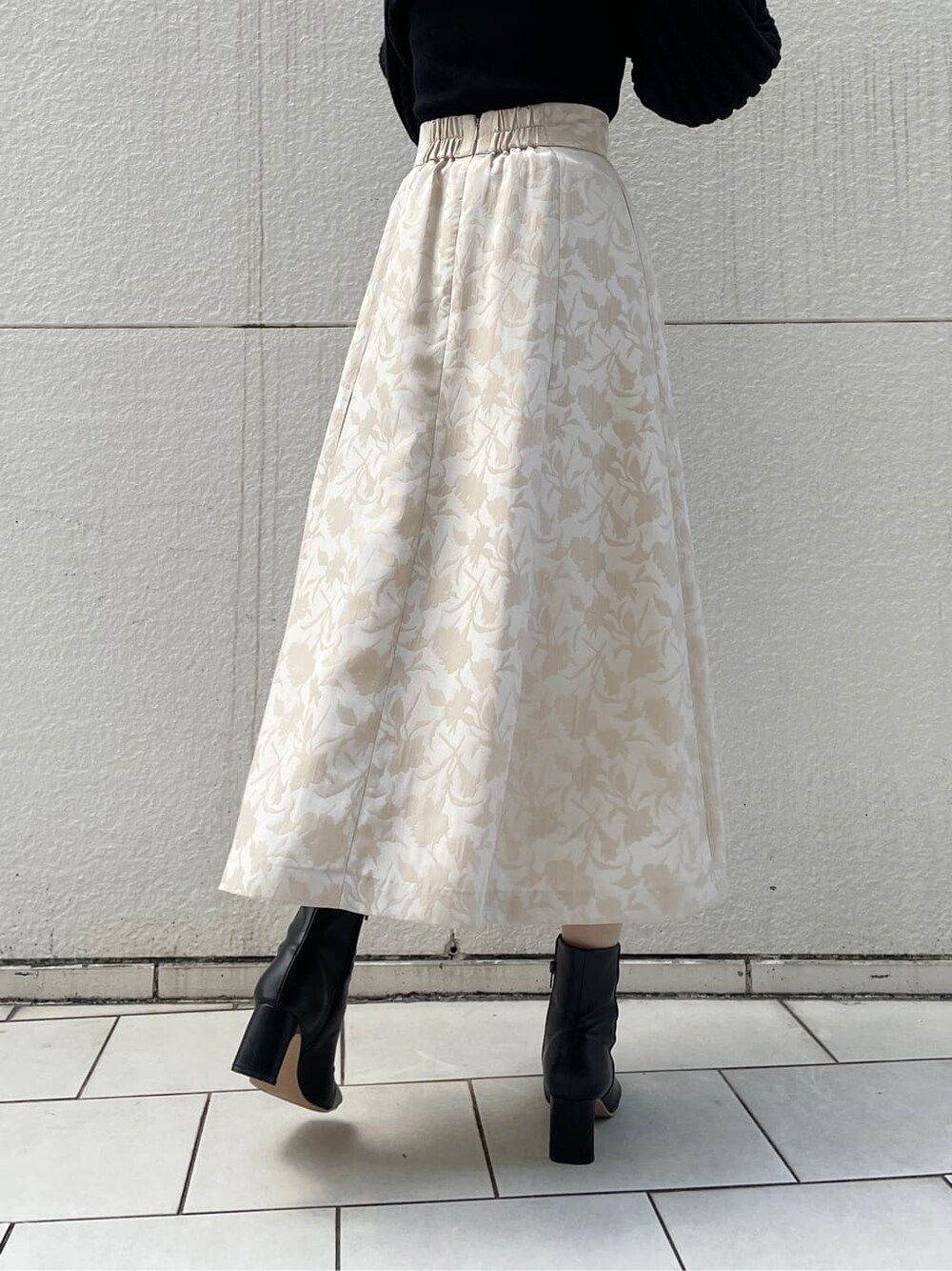 ブラック系のその他シューズ、ベージュ系のスカート、ブラック系のニット/セーターを着用したレディースの冬コーディネートの4枚目の写真