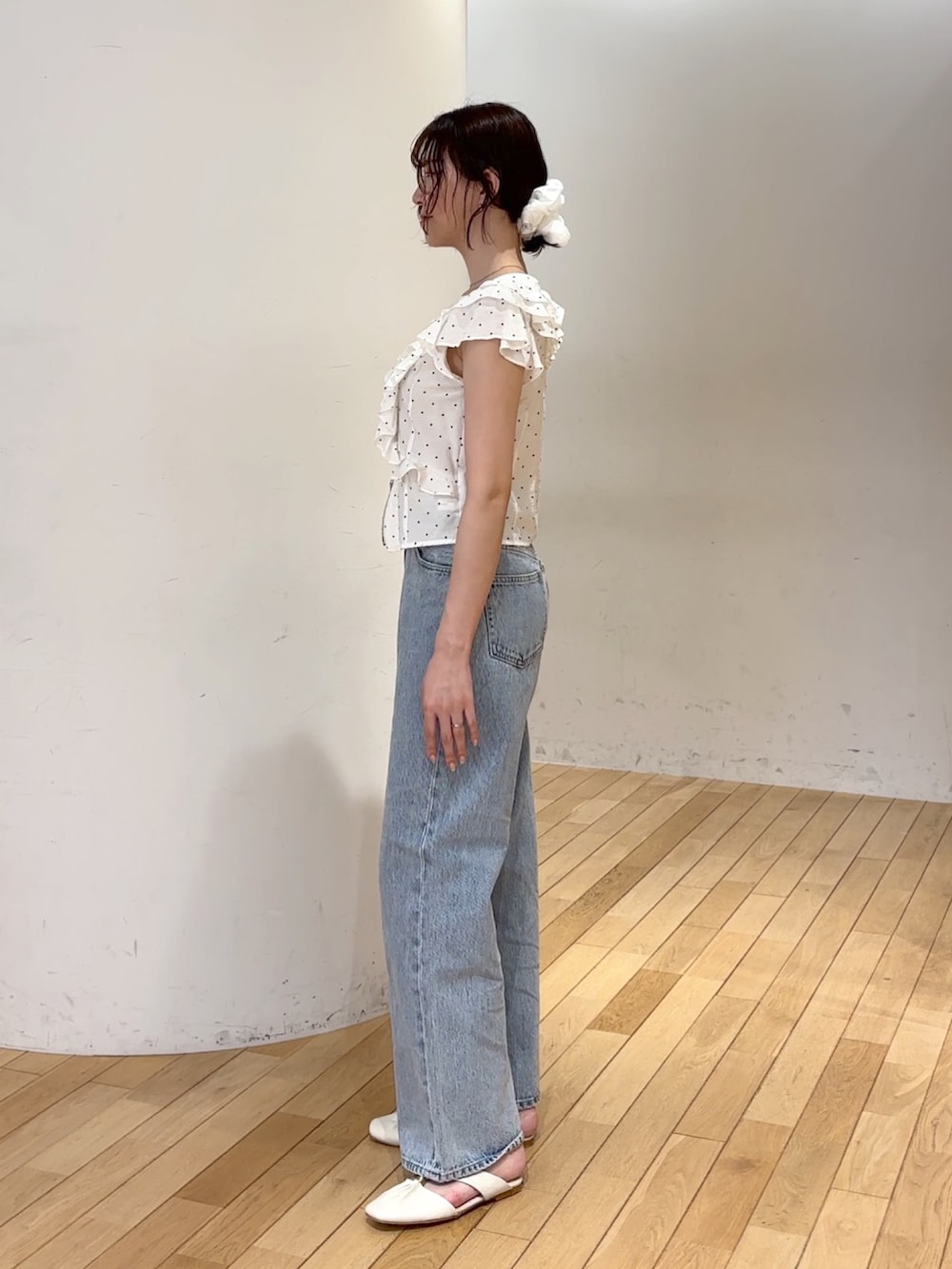 その他のシャツ/ブラウス、ブルー系のデニムパンツ、イエロー系のハンドバッグを着用したレディースの夏コーディネートの3枚目の写真