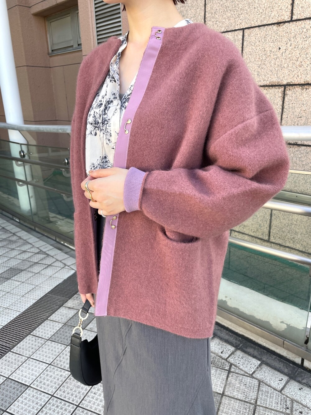 ピンク系のカーディガン/ボレロ、グレー系のスカート、ホワイト系のシャツ/ブラウスを着用したレディースの秋コーディネートの6枚目の写真