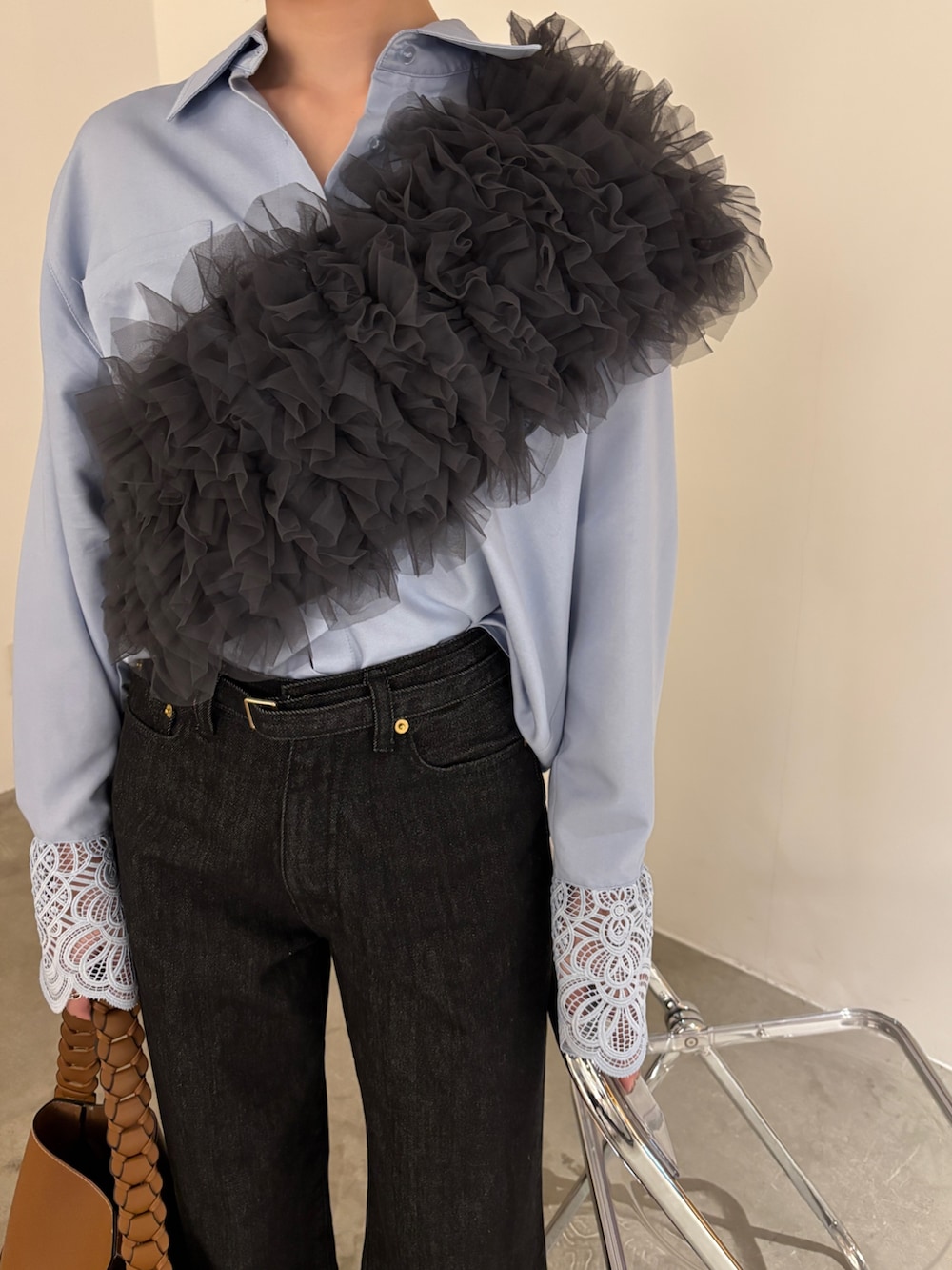 ブラック系のデニムパンツ、ブラウン系のサンダル、ブルー系のシャツ/ブラウスを着用したレディースの春コーディネートの4枚目の写真