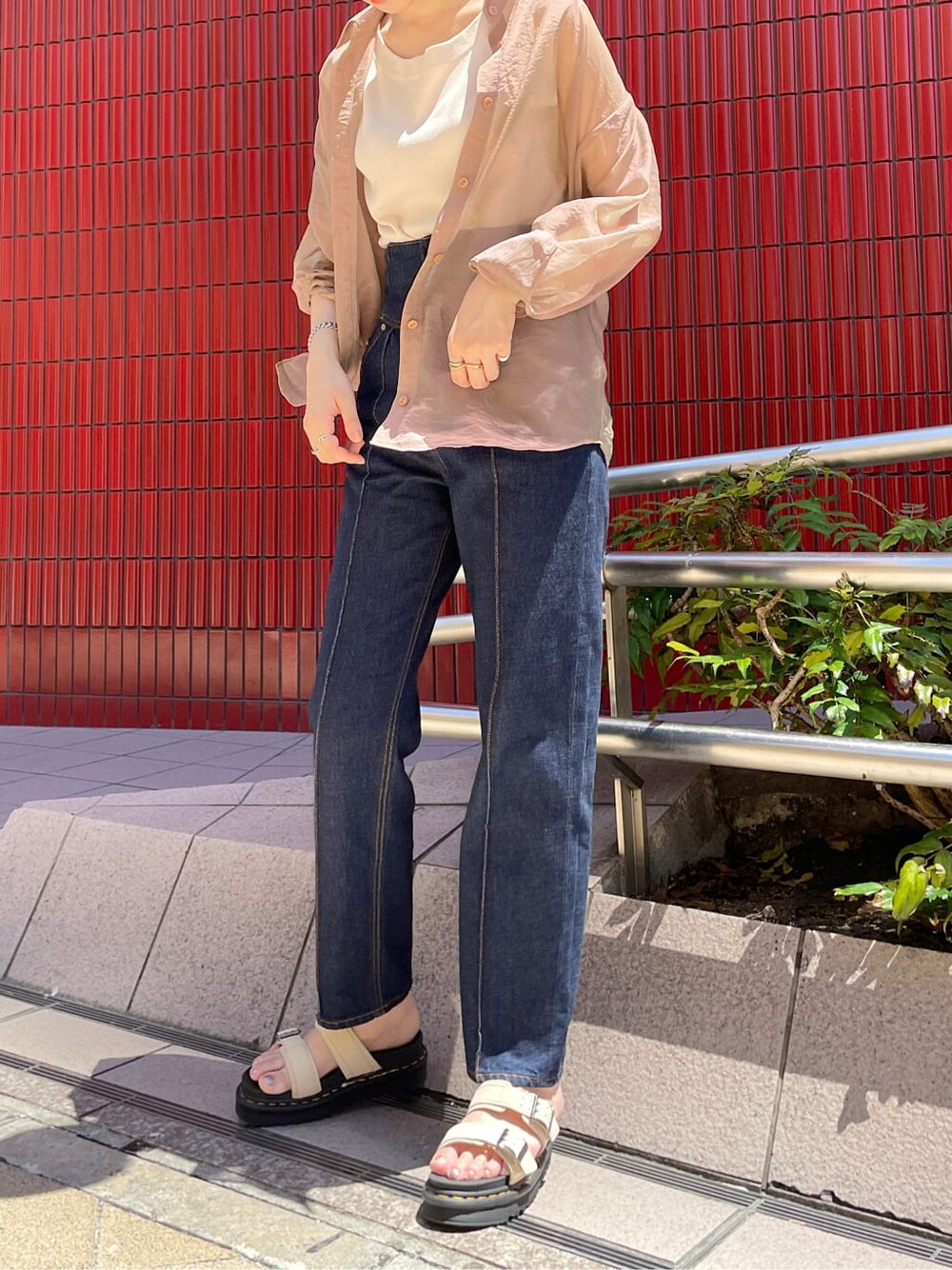 ピンク系のシャツ/ブラウス、ホワイト系のニット/セーターを着用したレディースの夏コーディネートの6枚目の写真