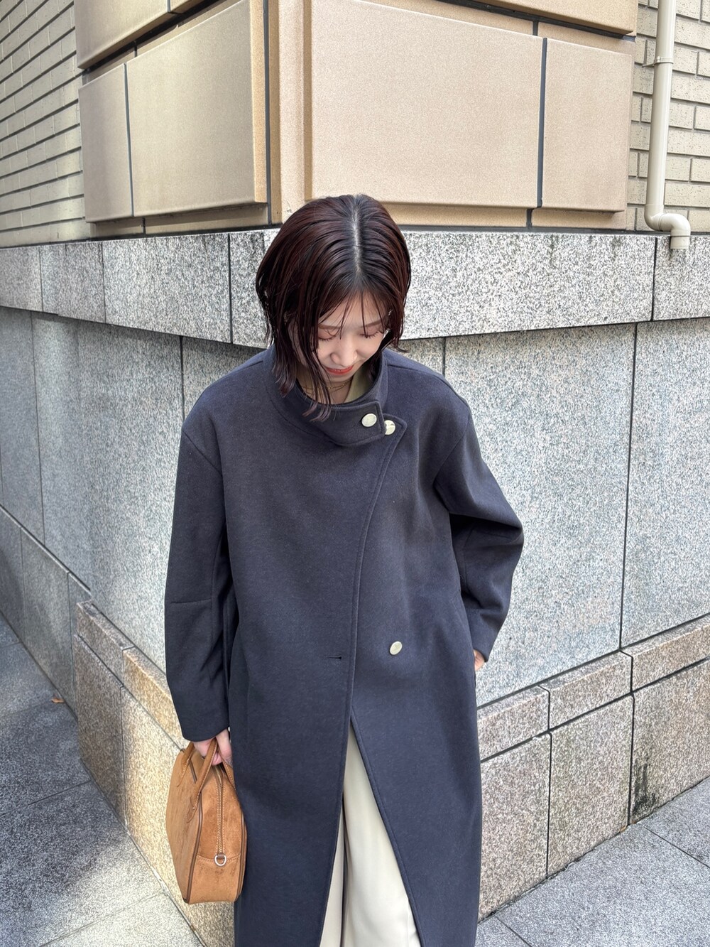 ベージュ系のその他パンツ、イエロー系のカーディガン/ボレロ、イエロー系のハンドバッグを着用したレディースの秋コーディネートの6枚目の写真