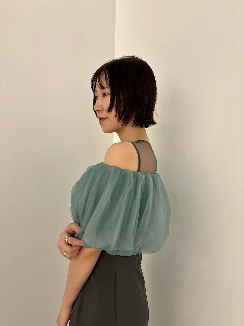 グレー系のドレス、ブラック系のパンプスを着用したレディースの冬コーディネートの6枚目の写真