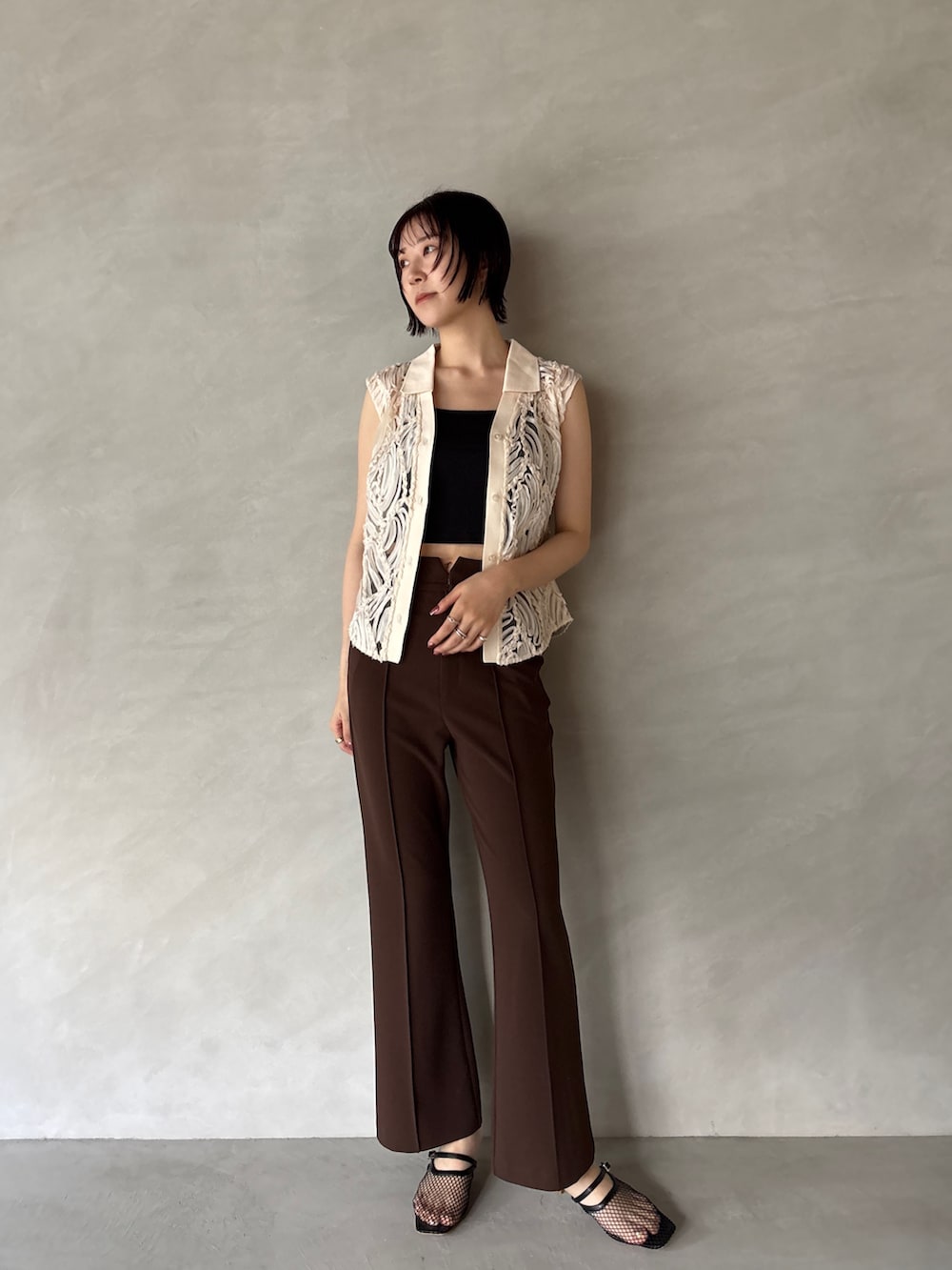 ブラウン系のその他パンツ、ホワイト系のシャツ/ブラウス、ブラック系のサンダルを着用したレディースの夏コーディネートの3枚目の写真