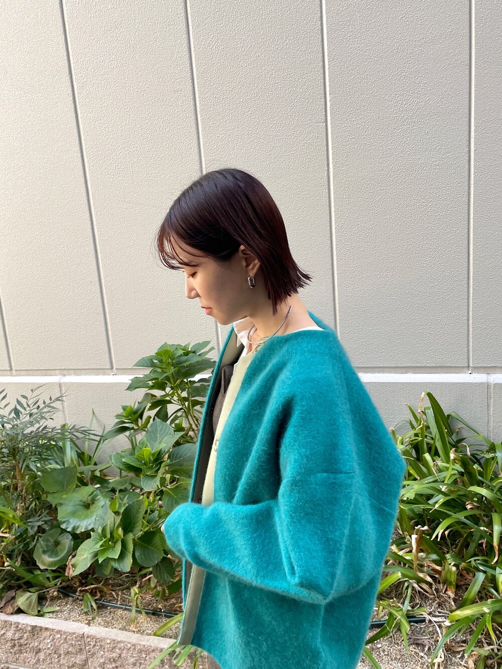 ブルー系のカーディガン/ボレロ、ブラウン系のワンピース、ホワイト系のブーツを着用したレディースの秋コーディネートの6枚目の写真