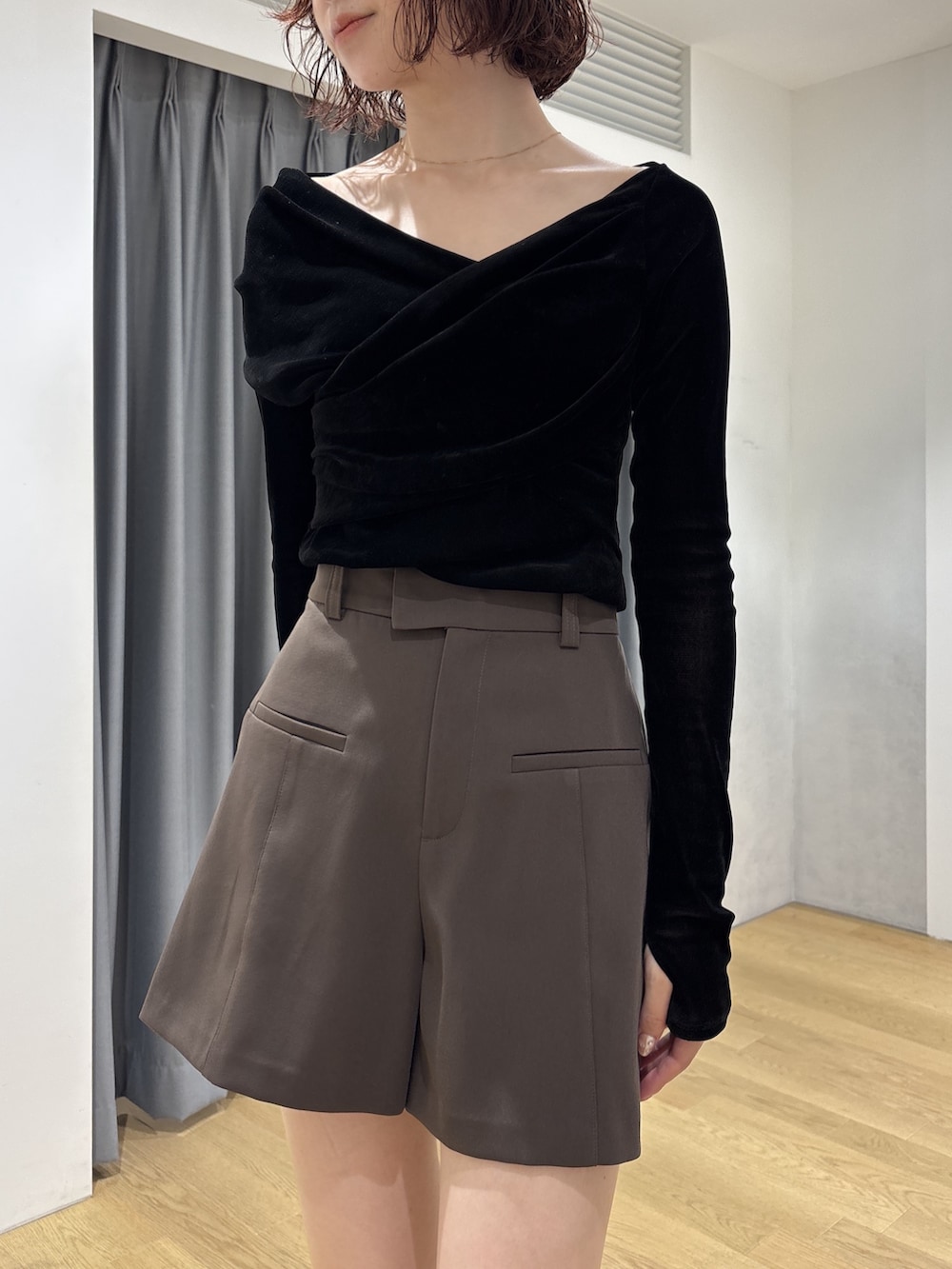 ブラウン系のその他パンツ、ブラック系のその他アウター、ブラック系のTシャツ/カットソーを着用したレディースの秋コーディネートの8枚目の写真