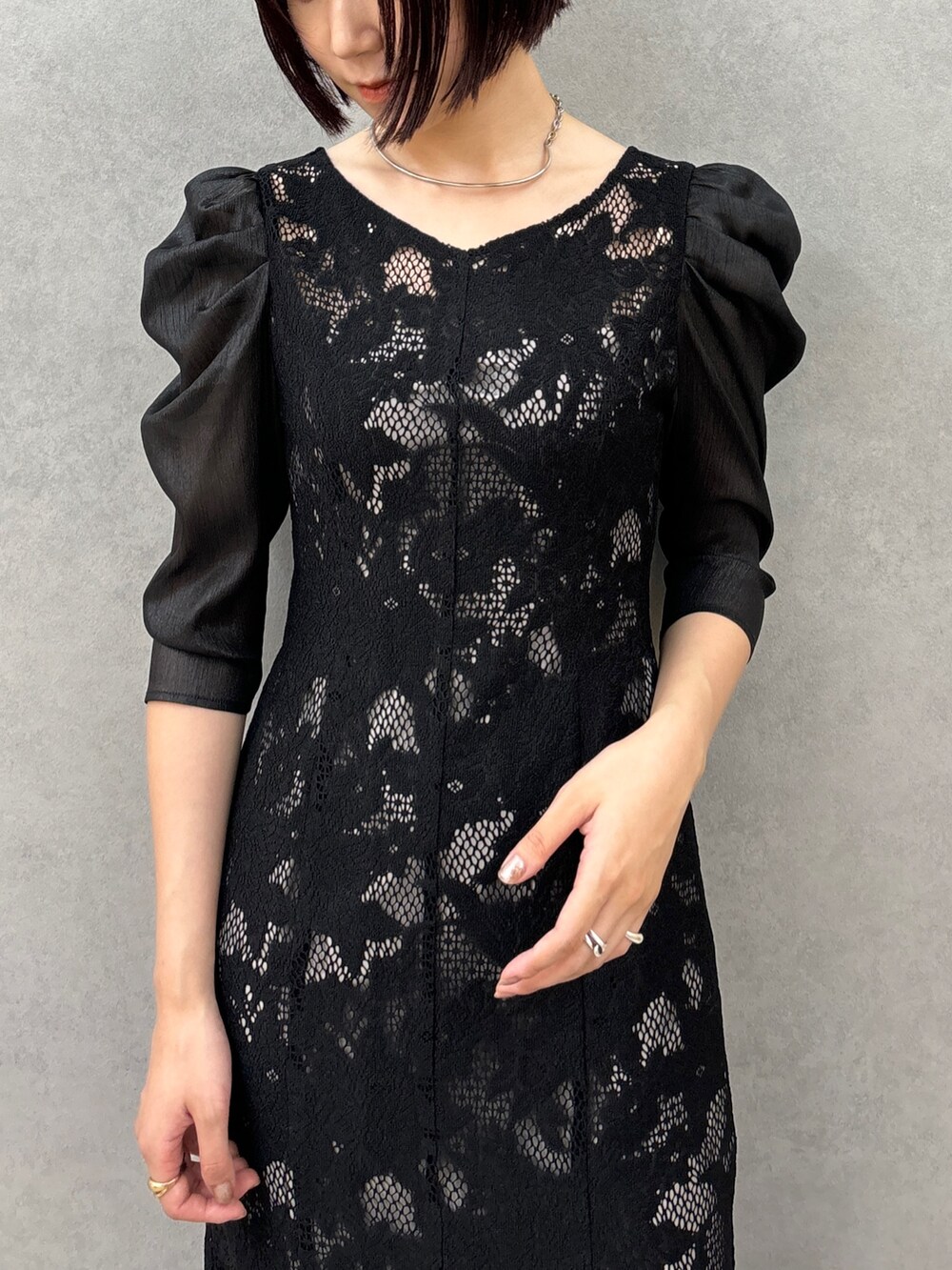 ブラック系のドレス、ブラック系のパンプスを着用したレディースの秋コーディネートの6枚目の写真