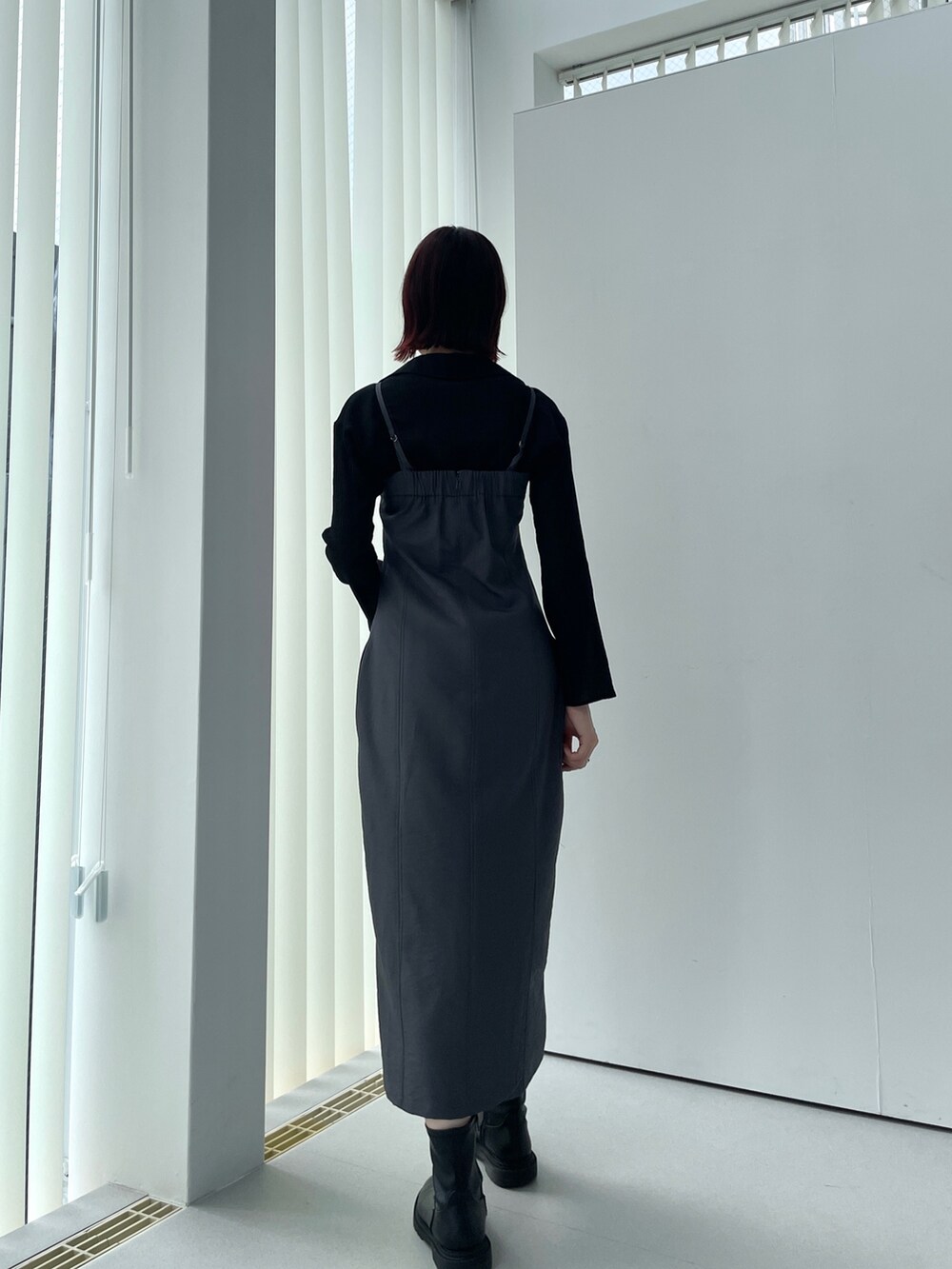 グレー系のワンピースを着用したレディースの夏コーディネートの4枚目の写真