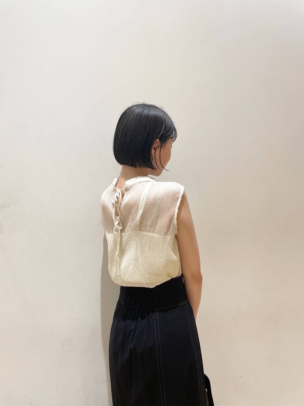 ホワイト系のシャツ/ブラウス、ブラック系のスカート、ブラック系のショルダーバッグを着用したレディースの夏コーディネートの8枚目の写真