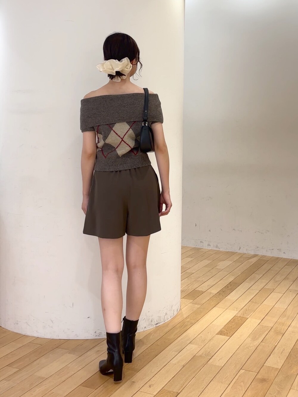 ブラウン系のその他パンツ、ブラウン系のニット/セーター、ブラック系のハンドバッグを着用したレディースの秋コーディネートの5枚目の写真