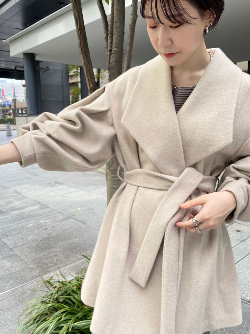 ホワイト系のその他シューズ、ベージュ系のその他アウター、ベージュ系のワンピースを着用したレディースの冬コーディネートの3枚目の写真