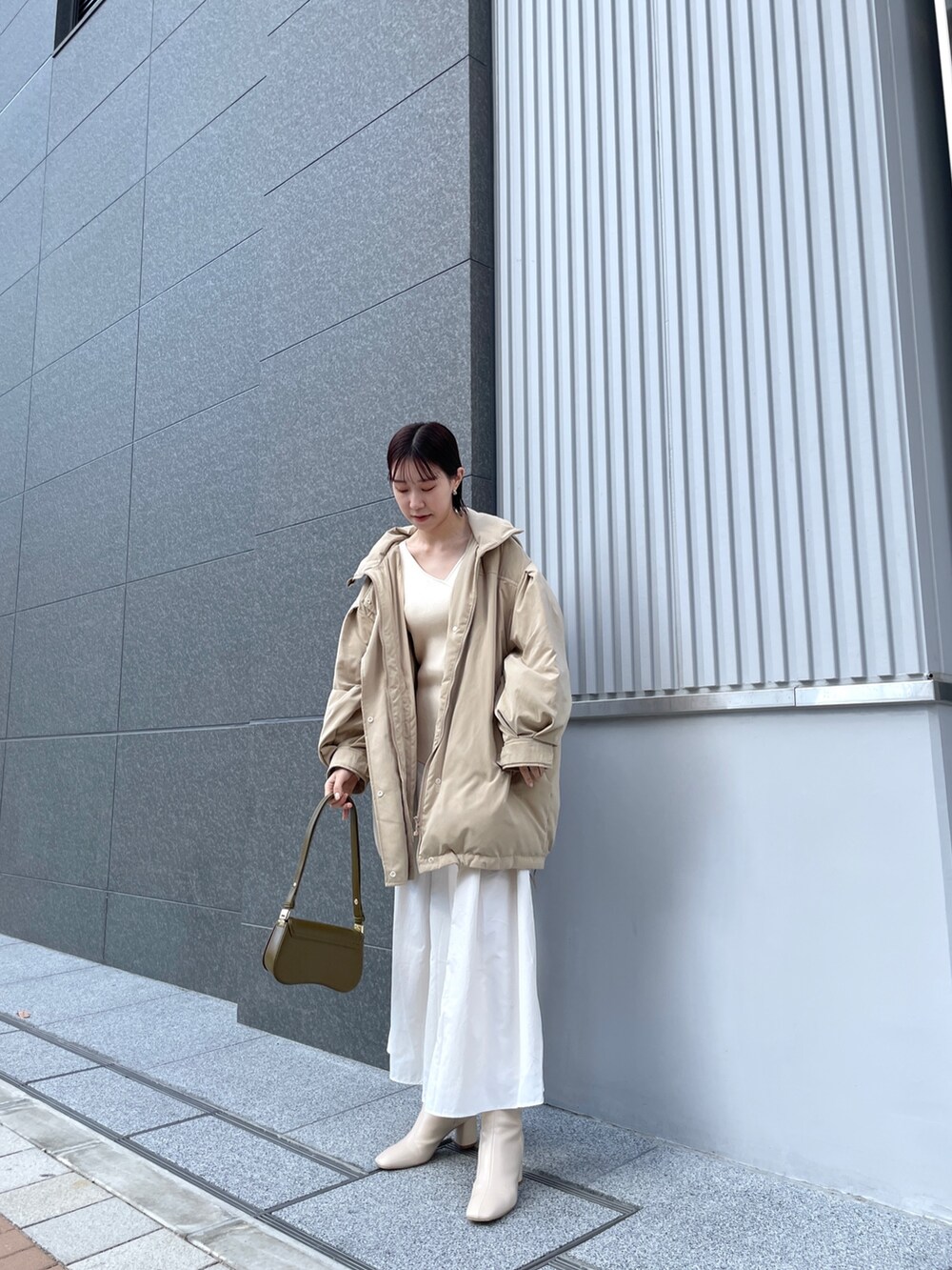ブラウン系のショルダーバッグ、ホワイト系のブーツ、ホワイト系のワンピースを着用したレディースの春コーディネートの8枚目の写真