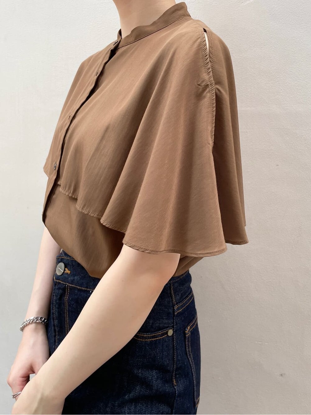 ブラウン系のサンダル、ブラウン系のシャツ/ブラウス、ブルー系のデニムパンツを着用したレディースの夏コーディネートの5枚目の写真