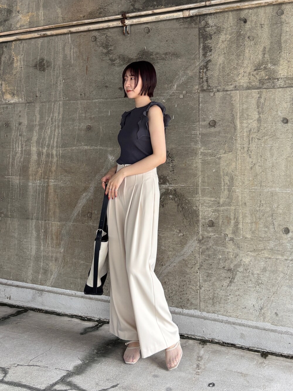 ホワイト系のその他パンツ、ブラック系のショルダーバッグ、グレー系のニット/セーターを着用したレディースの夏コーディネートの2枚目の写真