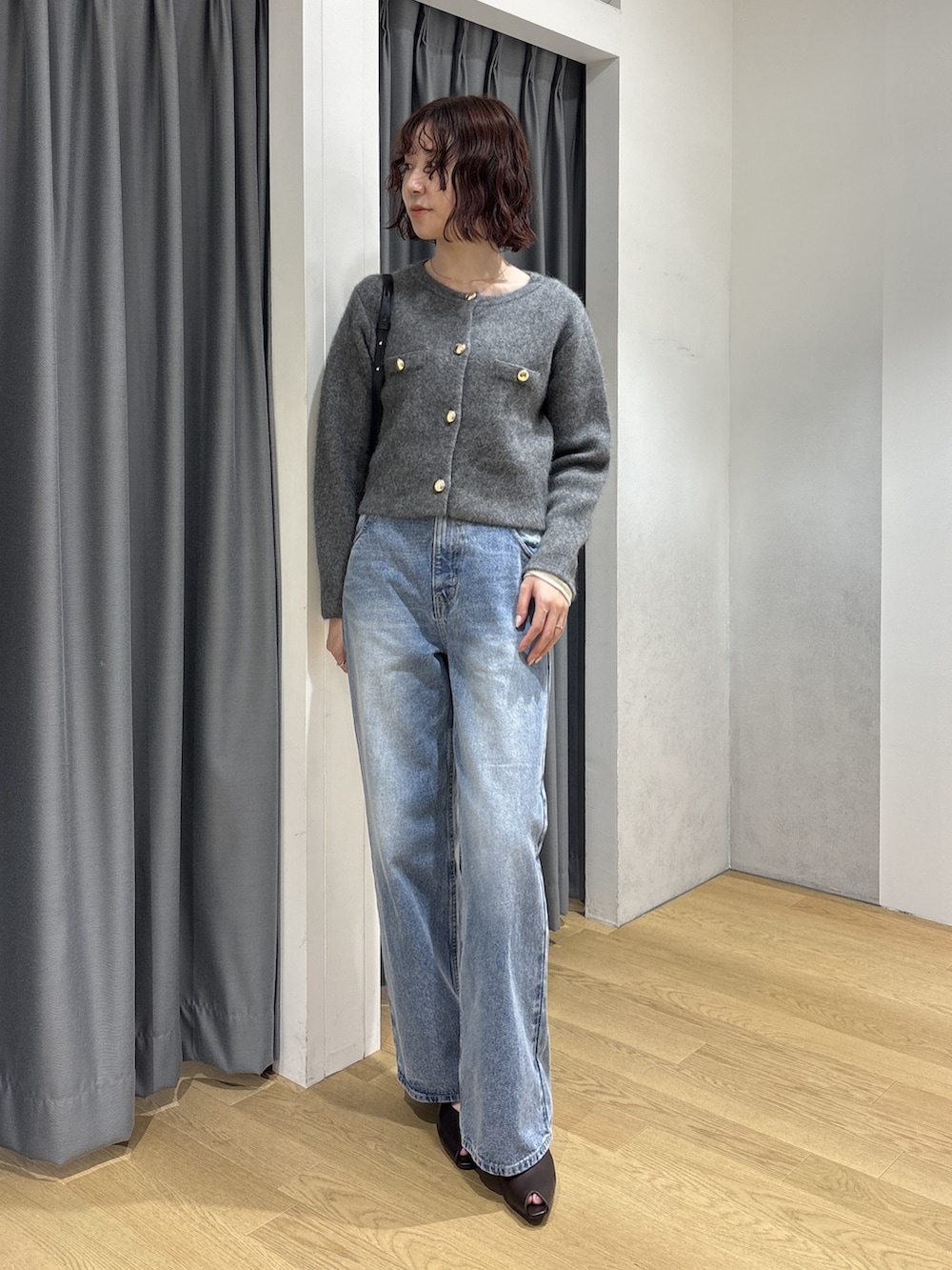ブルー系のデニムパンツ、ホワイト系のTシャツ/カットソー、ブラウン系のパンプスを着用したレディースの秋コーディネートの2枚目の写真
